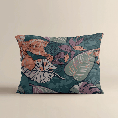 Das Zelesta Royalbed Kissenbezüge Set von 2 - Flower power besteht aus dekorativen Mikrofaser-Kissenbezügen (80x80cm) mit einem botanischen Blattmuster in gedämpftem Grün, Rosa und Orange auf dunklem Hintergrund, das auf einer unifarbenen, hellen Oberfläche dargestellt wird.