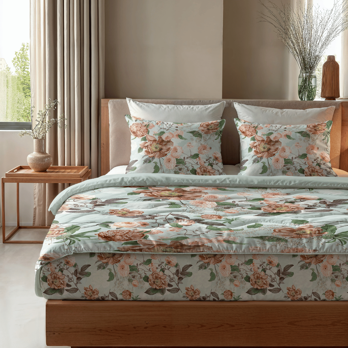 Das Zelesta Royalbed - Happy Flower, flankiert von einem hölzernen Nachttisch mit Vase, steht in einem sanft beleuchteten Schlafzimmer mit neutralem Dekor auf einem ordentlich gemachten Bett mit blumengemusterter Bettwäsche und zwei passenden Kissen.