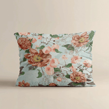 Das Zelesta Royalbed Kissenbezüge Set von 2 - Happy Flower bietet quadratische Kissenbezüge in 80x80cm, mit einem hellblauen Hintergrund und rosa-orangem Blumenmuster auf weicher Mikrofaser-perfekt um Ihrer Einrichtung einen fröhlichen Stil zu verleihen.