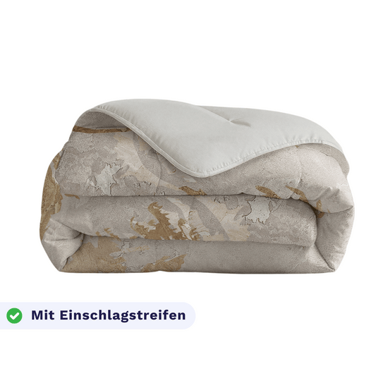 Gefaltete beige-weiß gemusterte Zelesta Royalbed - Japanese Tree Mikrofaser Bettdecke mit "Mit Einschlagstreifen"-Etikett und grünem Häkchen-perfekt als antiallergische Bettdecke für Komfort und leichte Pflege.