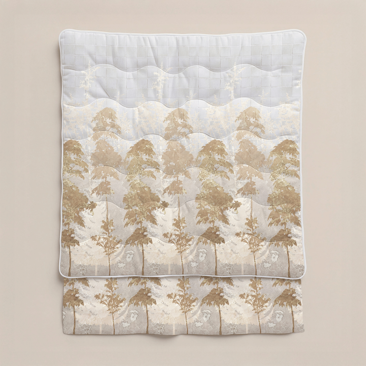 Die Zelesta Royalbed - Japanese Tree Mikrofaser Bettdecke zeichnet sich durch einen gewellten oberen Rand und ein subtiles Baummuster in Beige- und Grautönen aus, das sich schön vor einem schlichten hellen Hintergrund abhebt.