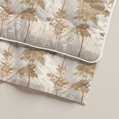 Eine Nahaufnahme der Zelesta Royalbed - Japanese Tree Mikrofaser Bettdecke, mit einem braunen und beigen Baumdruck mit weißer Paspel, auf einer hellen Oberfläche.
