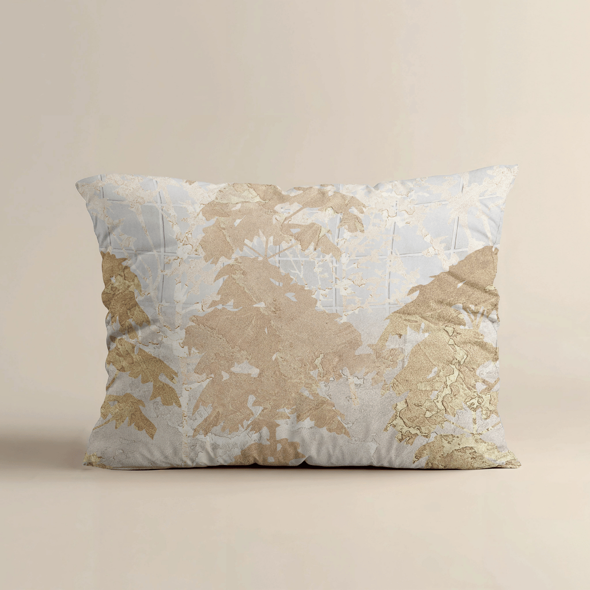 Ein rechteckiges Kissen mit einem abstrakten Blattmuster in Hellblau und Beige, das das Zelesta Royalbed Kissenbezüge Set von 2 - Japanese Tree in 80x80cm Mikrofaser zeigt, sitzt vor einem einfarbig beigen Hintergrund für zusätzlichen Komfort und Stil.