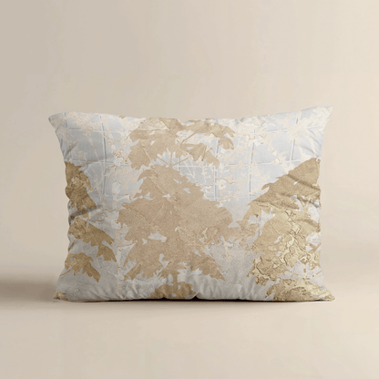 Ein rechteckiges Kissen mit einem abstrakten Blattmuster in Hellblau und Beige, das das Zelesta Royalbed Kissenbezüge Set von 2 - Japanese Tree in 80x80cm Mikrofaser zeigt, sitzt vor einem einfarbig beigen Hintergrund für zusätzlichen Komfort und Stil.
