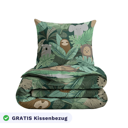 Das Zelesta Kiddybed - Jungle Fantasy ist ein grünes Kinderbettwäsche-Set mit Dschungeltier- und Blattmustern, einem hypoallergenen, waschmaschinenfesten Design und einem kostenlosen Kissenbezug mit Faultier-, Koala- und Affengesicht.