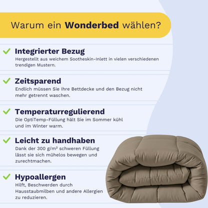 Infografik mit Vorteilen des Zelesta Wonderbed - Natural Taupe neben einem zusammengerollten Bett: integrierter Bezug, zeitsparend, temperaturregulierend, leicht handhabbar und optimal als antiallergische Bettdecke.