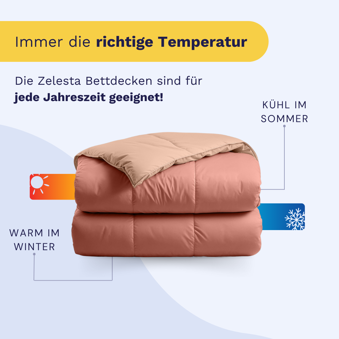 Eine gefaltete Zelesta Premiumbed Baumwolle - Salmon & Peach wird mit Etiketten gezeigt, die angeben, dass sie im Winter warm und im Sommer kühl ist. Der Text hebt die Öko-Daunenfüllung für ein luxuriöses Schlaferlebnis zu jeder Jahreszeit hervor.