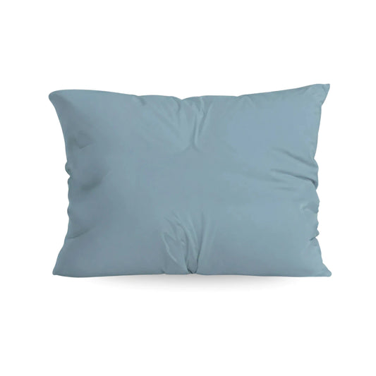 Das Zelesta Pure Uni Kissenbezüge Set von 2 in Sereneblau (60 × 70 cm) besteht aus superweicher Baumwolle mit leicht zerknitterter Oberfläche, abgebildet vor weißem Hintergrund.
