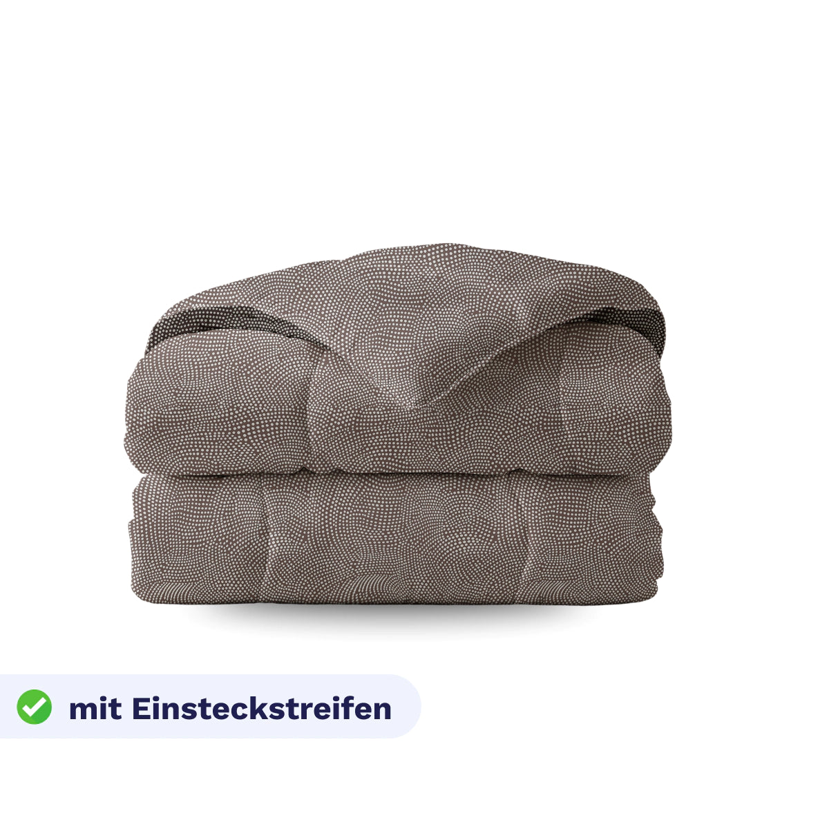 Gefaltete Royalbed Baumwolle - Brown Animal Bettdecke mit braunem Tiermuster und strukturierter Oberfläche, abgebildet auf weißem Hintergrund. Auf dem Etikett steht "mit Einsteckstreifen" mit grünem Karomuster - ideal als Baumwollbettdecke und für Allergiker geeignet.