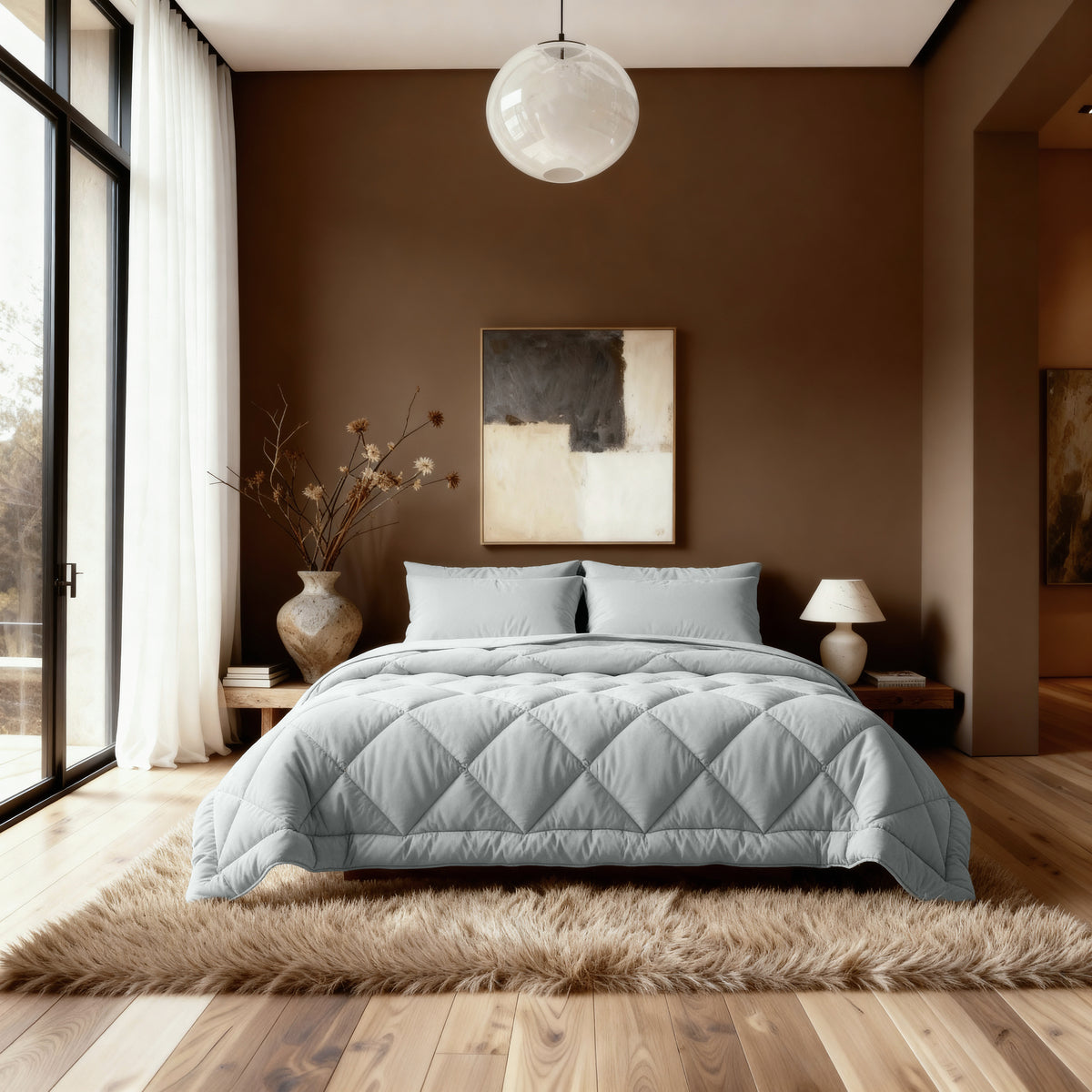 Ein modernes Schlafzimmer mit dem Zelesta Royalbed Diamant - Grey-Blue mit einer temperaturregulierenden Bettdecke, neutraler Bettwäsche, einem Zottelteppich, großem Fenster und abstrakter Kunst an einer braunen Akzentwand.