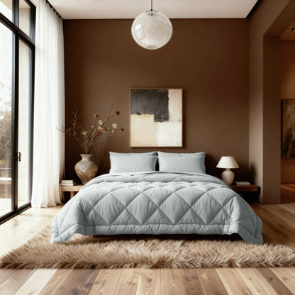 Ein modernes Schlafzimmer mit dem Zelesta Royalbed Diamant - Grey-Blue mit einer temperaturregulierenden Bettdecke, neutraler Bettwäsche, einem Zottelteppich, großem Fenster und abstrakter Kunst an einer braunen Akzentwand.