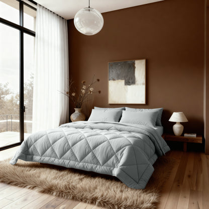 Ein modernes Schlafzimmer mit einem großen Bett mit dem Zelesta Royalbed Diamant - Grey-Blue, hellgrauer Bettwäsche, einem Zottelteppich, einer braunen Akzentwand, einem abstrakten Kunstwerk, einem Nachttisch und einem großen Fenster mit transparenten Vorhängen.
