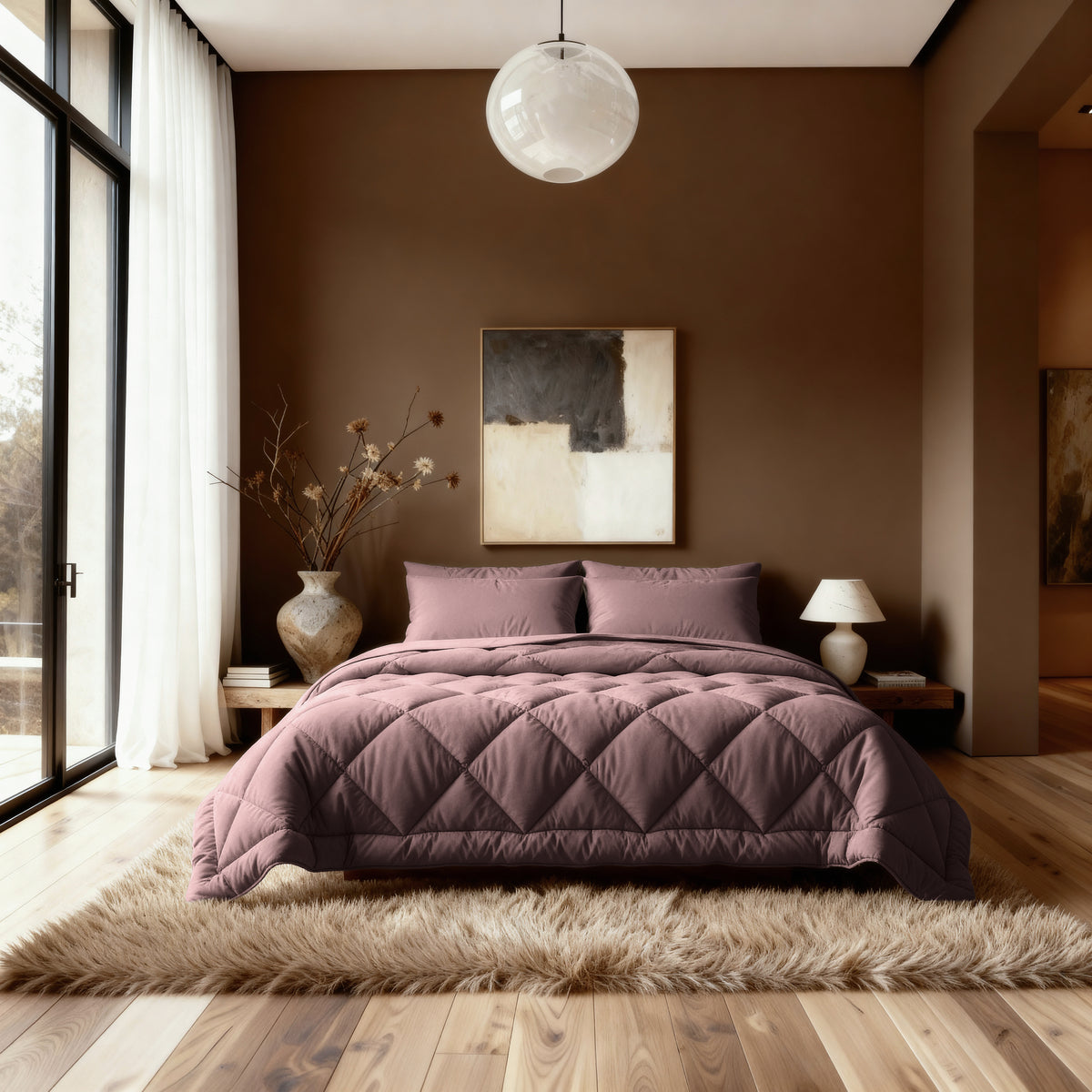 Ein modernes Schlafzimmer mit einem mauvefarbenen Steppbett mit dem temperaturregulierenden Zelesta Royalbed Diamant - Bordeaux, abstrakter Kunst an einer braunen Wand, einer großen Vase mit Zweigen, einer Tischlampe und einer gläsernen Pendelleuchte über einem flauschigen Teppich auf Holzboden.