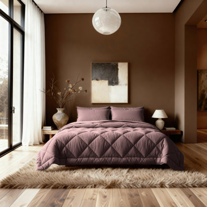 Ein modernes Schlafzimmer mit einem mauvefarbenen Steppbett mit dem temperaturregulierenden Zelesta Royalbed Diamant - Bordeaux, abstrakter Kunst an einer braunen Wand, einer großen Vase mit Zweigen, einer Tischlampe und einer gläsernen Pendelleuchte über einem flauschigen Teppich auf Holzboden.