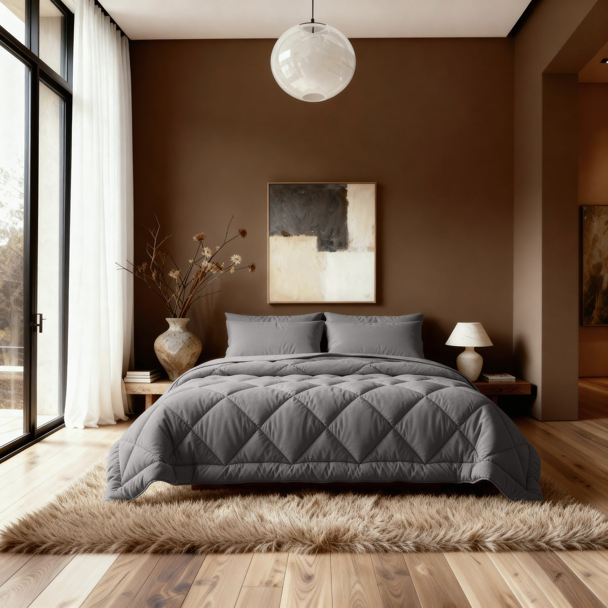 Ein modernes Schlafzimmer mit dem Zelesta Royalbed Diamant - Brown-Grey, einer gemütlichen Bettdecke Mikrofaser, einem flauschigen Teppich, Holzboden, braunen Wänden, abstrakter Wandkunst, einer Vase und natürlichem Licht aus hohen Fenstern.