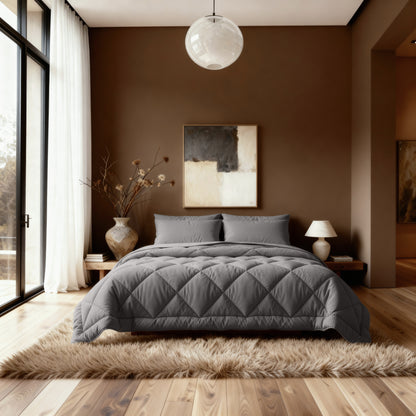 Ein modernes Schlafzimmer mit dem Zelesta Royalbed Diamant - Brown-Grey, einer gemütlichen Bettdecke Mikrofaser, einem flauschigen Teppich, Holzboden, braunen Wänden, abstrakter Wandkunst, einer Vase und natürlichem Licht aus hohen Fenstern.