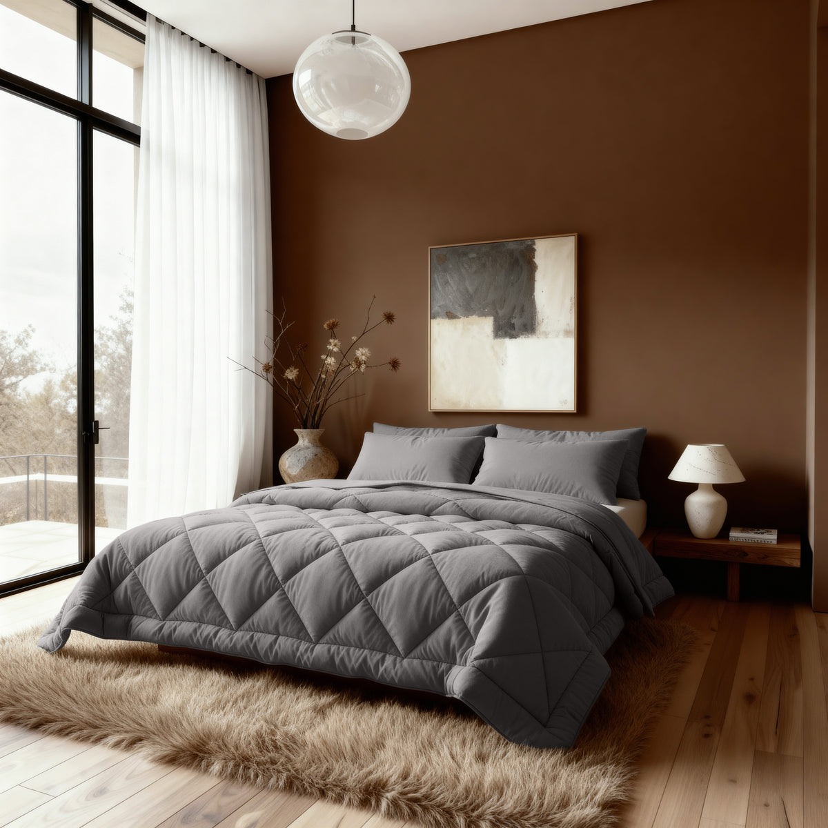 Ein modernes Schlafzimmer mit dem Zelesta Royalbed Diamant - Brown-Grey, einer braunen Akzentwand, abstrakter Kunst, einem Zottelteppich, einem Nachttisch mit Lampe und einem großen Fenster mit transparenten Vorhängen.
