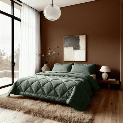 Ein modernes Schlafzimmer mit einem grünen Zelesta Royalbed Diamant, einem zotteligen Teppich, einer braunen Akzentwand, abstrakter Kunst und einem großen Fenster mit transparenten Vorhängen, die einen entspannenden und stilvollen Rückzugsort schaffen.