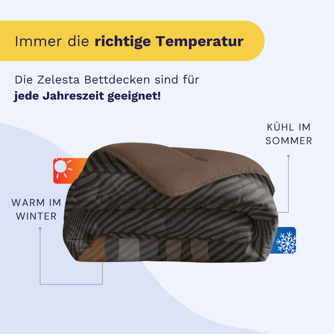 Abgebildet ist eine gefaltete Zelesta Royalbed - Brown Stripes Bettdecke mit einem Text, der die Ganzjahrestauglichkeit hervorhebt: warm im Winter, kühl im Sommer.