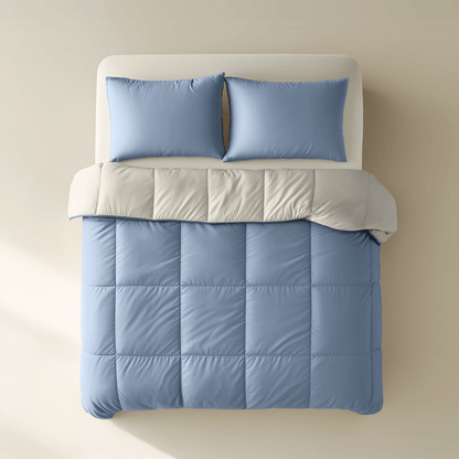 Ein gemachtes Bett mit zwei hellblauen Kissen, einem weißen Oberlaken und dem Zelesta Premiumbed Baumwolle - Dream Blue & Cream bietet ein luxuriöses Schlaferlebnis vor einem beigen Hintergrund.