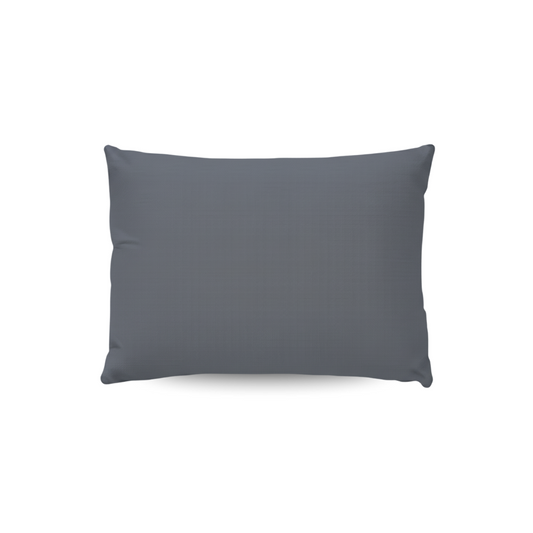 Das Zelesta Wonderbed Kissenbezüge Set von 2 in Stone Grey verfügt über rechteckige, dunkelgraue Kissenbezüge aus superweicher Mikrofaser, die vor einem weißen Hintergrund abgebildet sind.