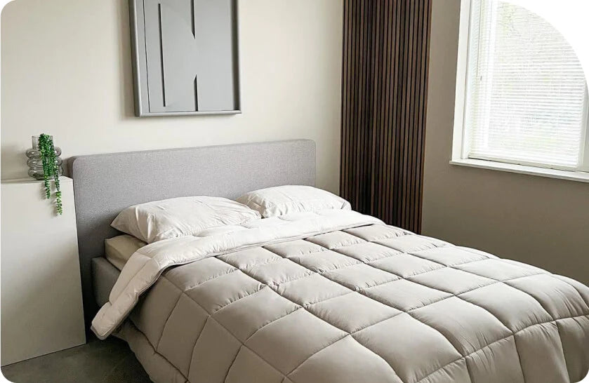 Gemachtes Bett mit Zelesta-Bettdecke
