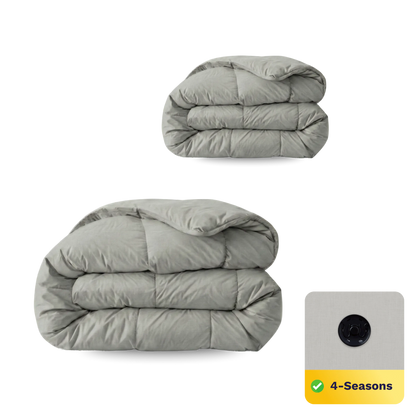 Abgebildet sind zwei gefaltete graue Bettdecken, eine größer als die andere. Ein kleines Symbol hebt das Zelesta Wonderbed 4 Seasons Double Baumwolle - Morning Grey als Ganzjahresbettwäsche hervor.