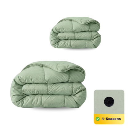 Zwei grüne Zelesta Wonderbed 4 Seasons Double Baumwolle Bettdecken sind auf weißem Hintergrund gefaltet, mit einer Nahaufnahme des Edelstahl-Klicksystem-Knopfes und einem 4-Seasons-Label, das die Ganzjahrestauglichkeit anzeigt.