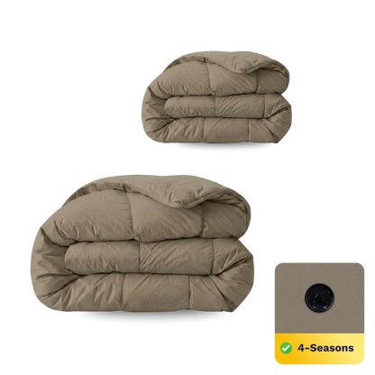 Abgebildet sind zwei gefaltete Bettdecken: das Zelesta Wonderbed 4 Seasons Double - Natural Taupe, mit einer Nahaufnahme des Druckknopfes aus Edelstahl und einem 4-Seasons-Etikett für den ganzjährigen Gebrauch.