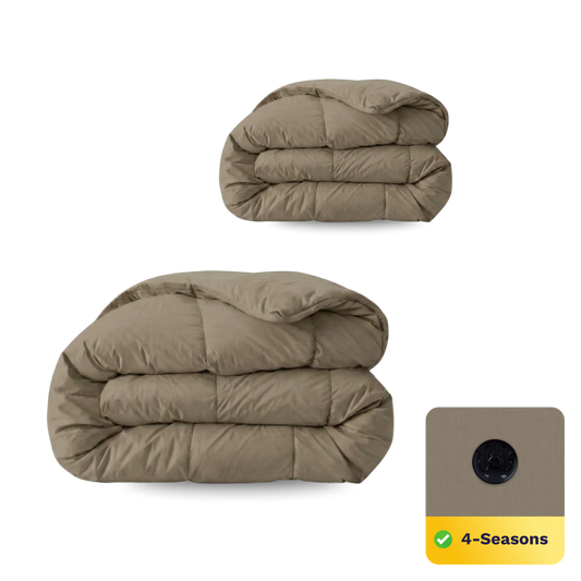 Abgebildet sind zwei gefaltete Bettdecken: das Zelesta Wonderbed 4 Seasons Double - Natural Taupe, mit einer Nahaufnahme des Druckknopfes aus Edelstahl und einem 4-Seasons-Etikett für den ganzjährigen Gebrauch.