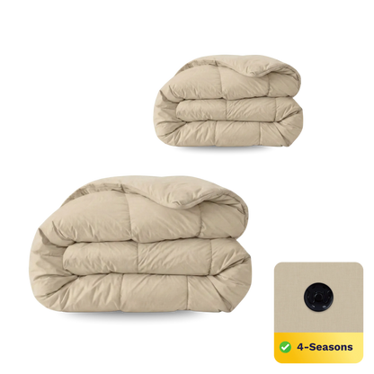 Zwei beigefarbene Bettdecken, eine gefaltet und eine ausgebreitet, sind mit einer Nahaufnahme des Stoffs und einem 4-Seasons-Etikett abgebildet, das das Zelesta Wonderbed 4 Seasons Double - Warm Sand für vielseitigen Komfort das ganze Jahr über hervorhebt.