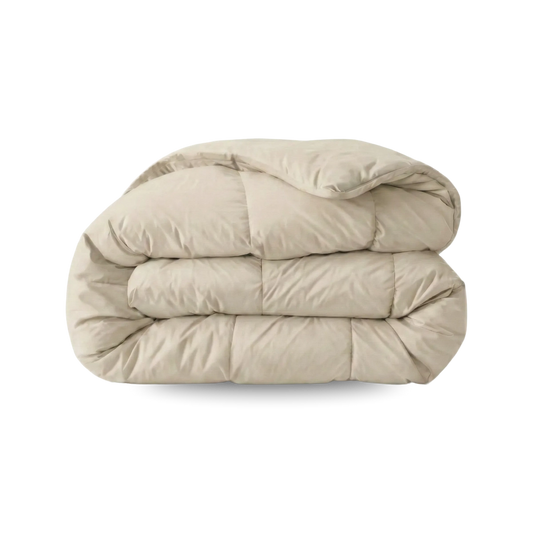 Das Zelesta Wonderbed Baumwolle - Desert Sand ist eine ordentlich gefaltete beige Mikrofaser Bettdecke mit einem gesteppten Design, ideal als antiallergische Bettdecke, auf einem schlichten weißen Hintergrund.