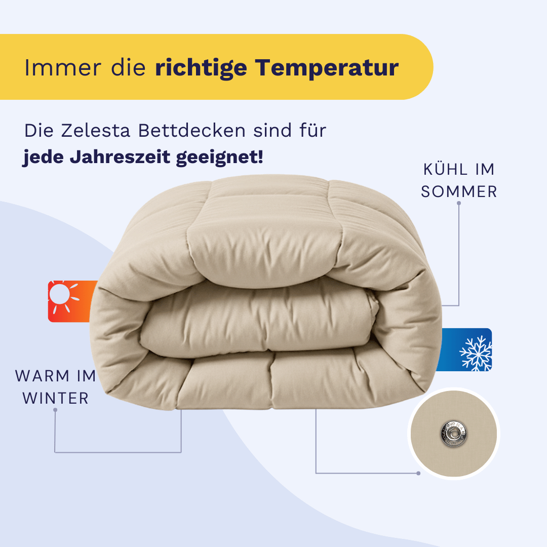 Gefaltete beigefarbene Bettdecke mit deutschem Text, der ihre Ganzjahrestauglichkeit hervorhebt, mit der Zelesta Wonderbed 4 Seasons Double Baumwolle - Desert Sand, die Sie im Winter warm und im Sommer kühl hält.