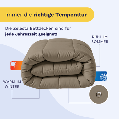 Eine gefaltete taupefarbene Bettdecke ist mit einem Text abgebildet, der die Vielseitigkeit des Bettes hervorhebt - erleben Sie ganzjährigen Komfort mit dem Zelesta Wonderbed 4 Seasons Double - Natural Taupe, das Sie im Winter warm und im Sommer kühl hält.