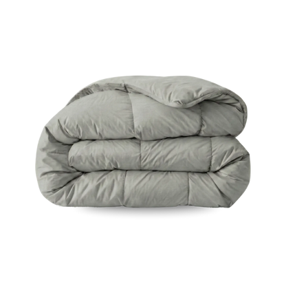 Die Zelesta Wonderbed Baumwolle - Morning Grey, eine antiallergische Mikrofaser-Bettdecke in Hellgrau, ist sorgfältig gefaltet und liegt vor einem schlichten weißen Hintergrund.