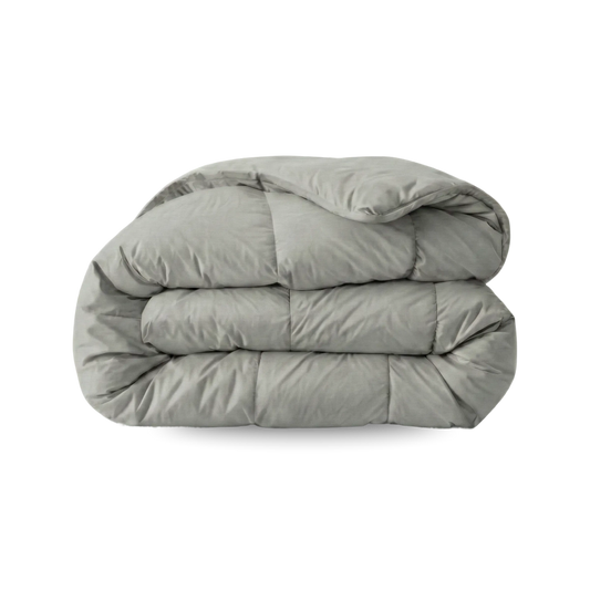Die Zelesta Wonderbed Baumwolle - Morning Grey, eine antiallergische Mikrofaser-Bettdecke in Hellgrau, ist sorgfältig gefaltet und liegt vor einem schlichten weißen Hintergrund.