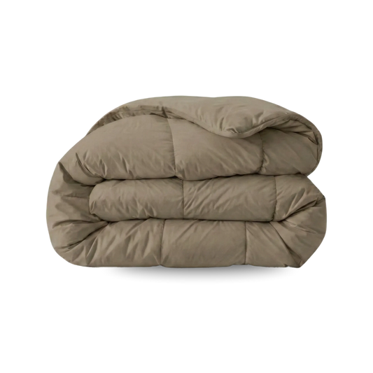 Eine sauber gefaltete Zelesta Wonderbed - Natural Taupe Mikrofaser Bettdecke ruht auf einem schlichten weißen Hintergrund.