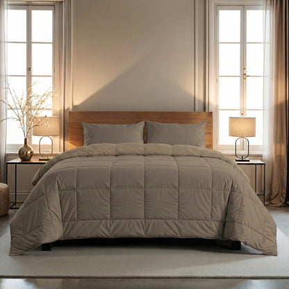 Ein ordentlich gemachtes Bett mit dem Zelesta Wonderbed 4 Seasons Double in Natural Taupe und zwei passenden Kissen sitzt zwischen zwei Fenstern, flankiert von Lampen und kleinen Tischen, die ein sanft beleuchtetes Schlafzimmerambiente schaffen.