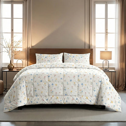 Ein hübsch gemachtes Bett mit dem Zelesta Wonderbed 4 Seasons Double - Spring Bloom und passenden Kissen, in der Mitte zwischen zwei Fenstern und Nachttischen mit Lampen in einem sanft beleuchteten Schlafzimmer.
