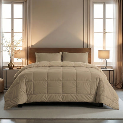Ein Zelesta Wonderbed 4 Seasons Double Baumwolle - Taupe Blush, hübsch gemacht mit passender Bettwäsche und Kissen zwischen zwei Fenstern mit beigen Vorhängen, Beistelltischen und Lampen - und bietet das ganze Jahr über gemütlichen Komfort in einem sanft beleuchteten Schlafzimmer.