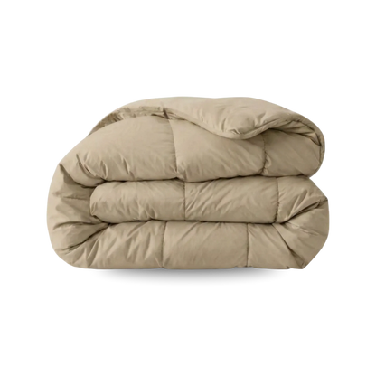Eine Zelesta Wonderbed Baumwolle Bettdecke in Taupe Blush ist sorgfältig gefaltet und liegt vor einem schlichten weißen Hintergrund.