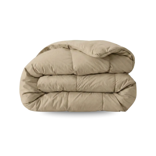 Eine Zelesta Wonderbed Baumwolle Bettdecke in Taupe Blush ist sorgfältig gefaltet und liegt vor einem schlichten weißen Hintergrund.
