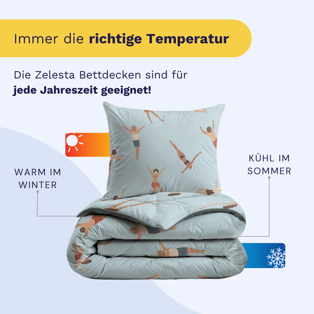 Das Zelesta Kiddybed Baumwolle - Swimmers besteht aus einer gefalteten Bettdecke und einem Kissen mit einem hellblauen Bezug, der mit Illustrationen von Menschen verziert ist. Diese hypoallergene, waschbare Bettwäsche ist im Winter warm und im Sommer kühl - perfekt für alle Jahreszeiten.