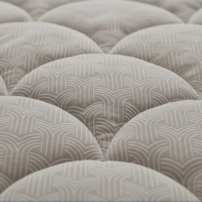 Nahaufnahme der Zelesta Flanel Luxe - Taupe & Grey Matratzenoberfläche mit getufteten Kreisen und einem geometrischen Muster in Beige und Weiß, ideal zur Kombination mit einer temperaturregulierenden 2-in-1-Bettdecke für ganzjährigen Komfort.