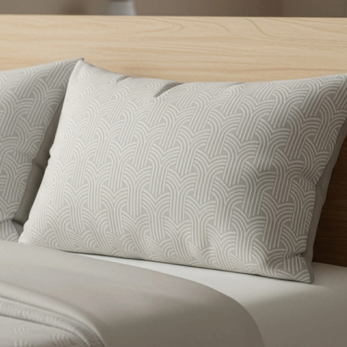 Ein Zelesta Flanel Art Kissenbezüge Set von 2 in Taupe & Grau, mit superweichem Flanell und einem geometrischen Muster, wird auf einem ordentlich gemachten Bett vor einem hellen Holzkopfteil präsentiert.