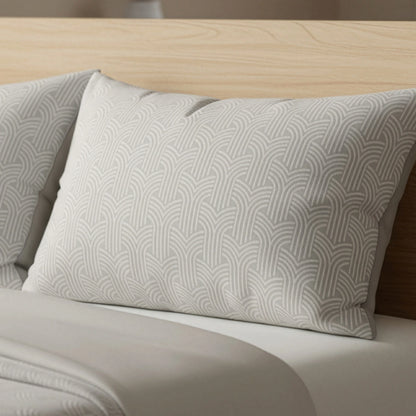 Ein Zelesta Flanel Art Kissenbezüge Set von 2 in Taupe & Grau, mit superweichem Flanell und einem geometrischen Muster, wird auf einem ordentlich gemachten Bett vor einem hellen Holzkopfteil präsentiert.