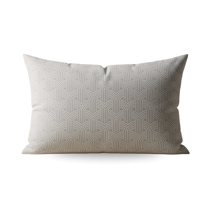 Zelesta Flanel Art Kissenbezüge Set von 2 in 80x80cm, taupe-grauem geometrischen Muster, aus superweichem Flanell, rechteckig und vor weißem Hintergrund präsentiert.