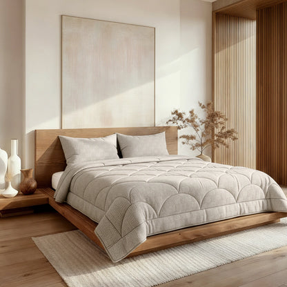 Ein modernes Schlafzimmer mit einem Holzpritschenbett, neutraler Bettwäsche, der Zelesta Flanel Luxe - Taupe & Grey 2-in-1-Bettdecke, großer abstrakter Wandkunst, einem beigen Teppich, dekorativen Vasen und einer getrockneten Pflanze im natürlichen Licht.