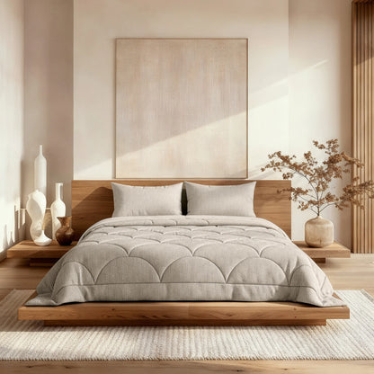Ein modernes Schlafzimmer mit einem Holzpritschenbett, neutraler Bettwäsche, einer Zelesta Flanel Luxe - Taupe & Grey temperaturregulierenden 2-in-1-Bettdecke, dekorativen Vasen mit getrockneten Zweigen und einem großen abstrakten Kunstwerk an der Wand.