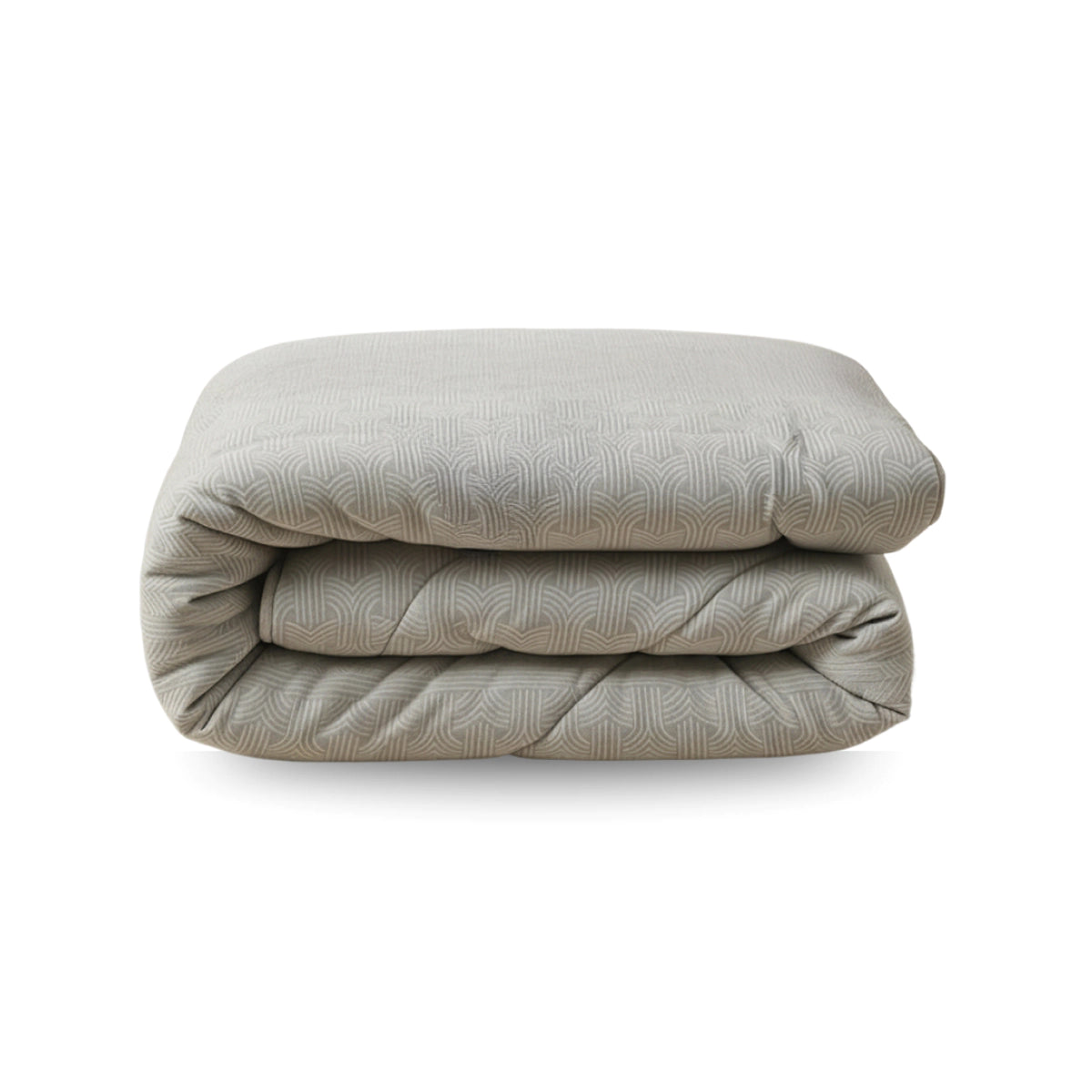Die Zelesta Flanel Luxe - Taupe & Grey, eine gefaltete beige Flanell-Bettdecke mit einem dezenten geometrischen Muster auf weißem Grund, bietet das ganze Jahr über temperaturregulierenden Komfort.